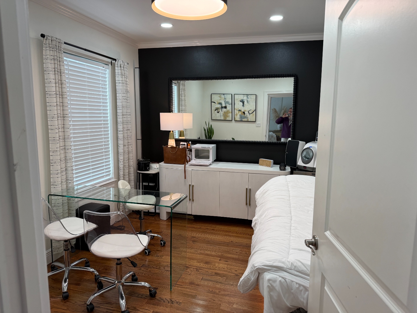 A warm, welcoming consultation room at Nathalie Hormone Health where patients meet with Nathalie for hormone therapy